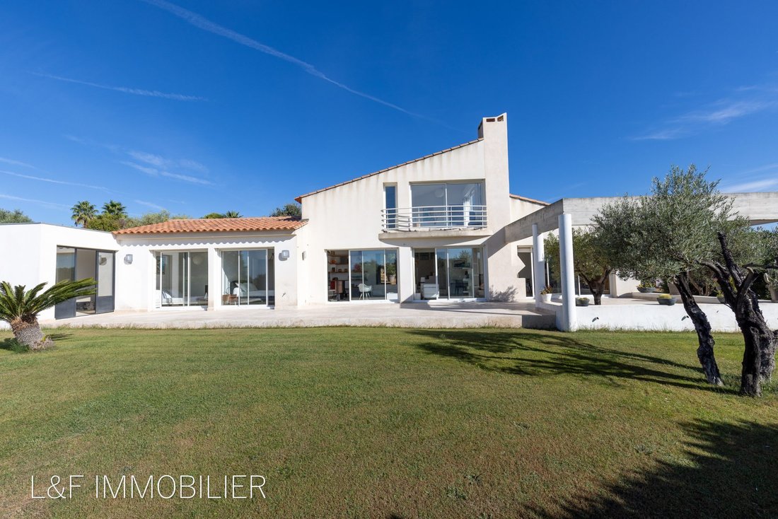 Villa in La Cadiere-d'Azur, Provence-Alpes-Côte d'Azur, France 2 - 19065684