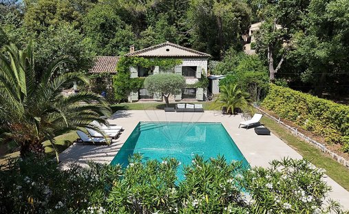 House in Nord, Roquefort-les-Pins, France 1