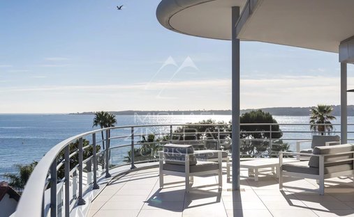 Penthouse in La Source, Cannes, France 1