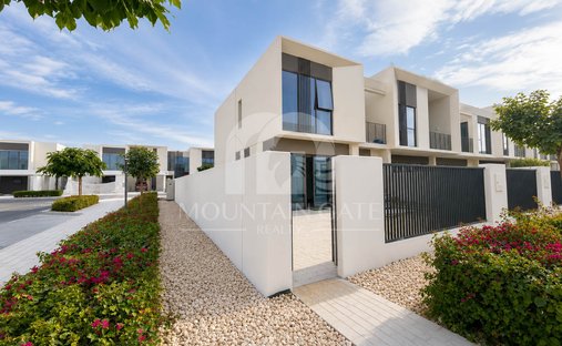 Townhouse in Ud al Bayda, Dubai, United Arab Emirates 1