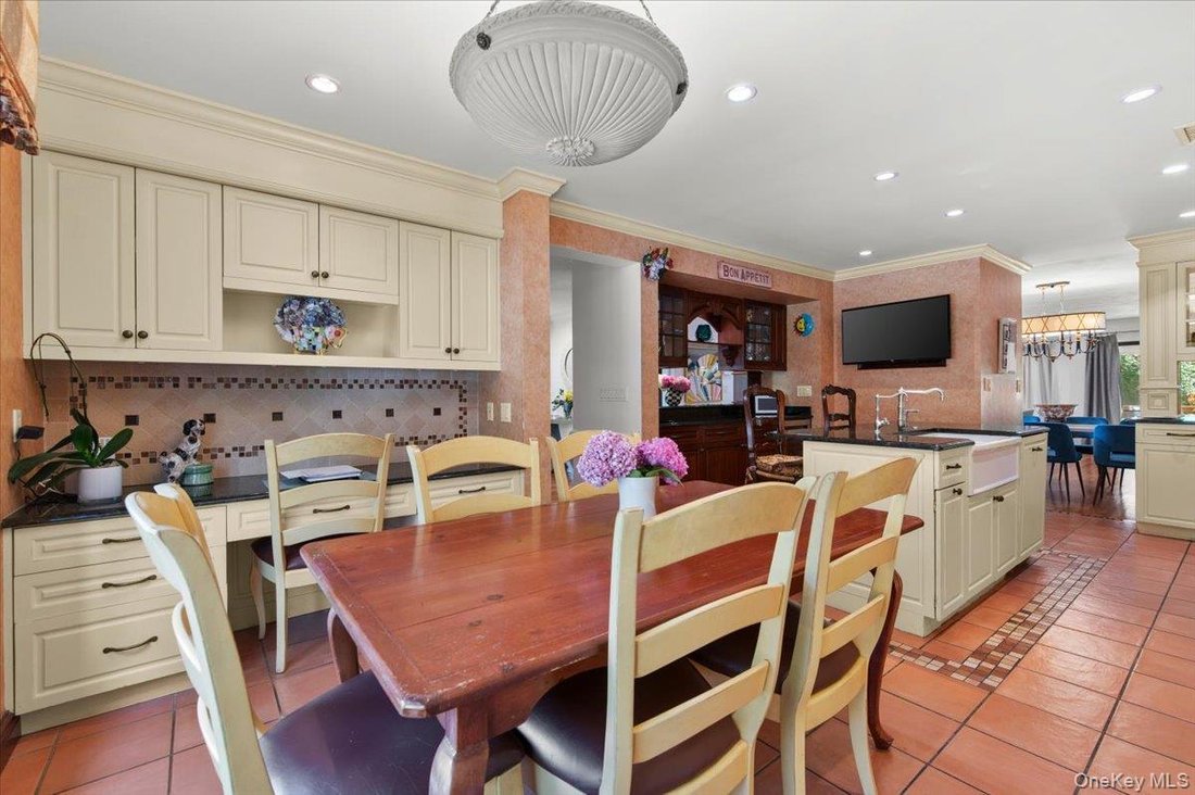 Condo in Albertson, New York, United States 3 - 19059500