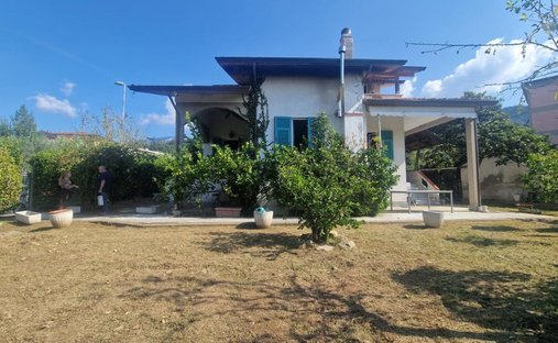 Country House in Perticata-Bonascola-Nazzano, Marina di Carrara, Tuscany 1