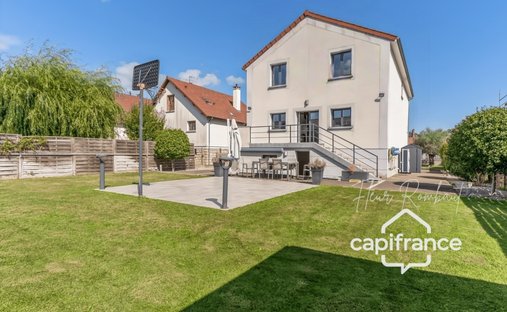 House in Le Mesnil-Saint-Denis, Ile-de-France, France 1