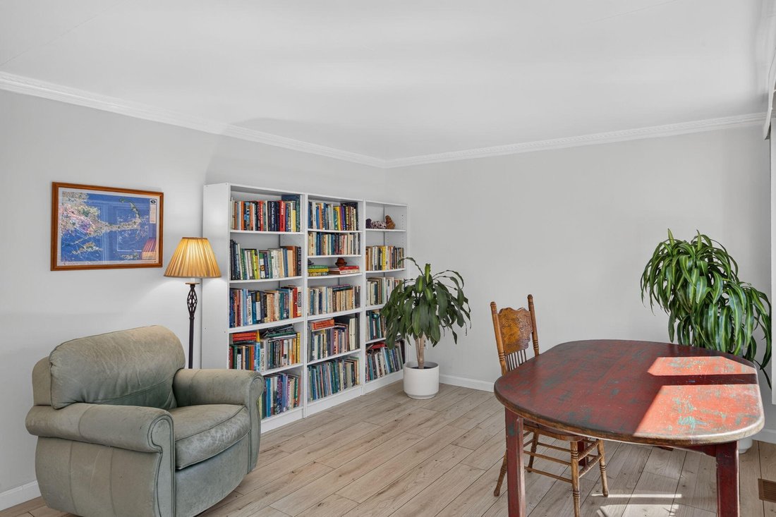 Harwich, Massachusetts, United States 3 - 19067380