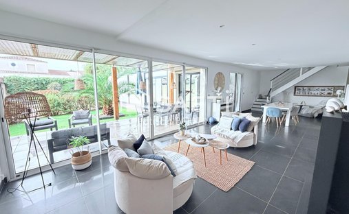 Maison à Zone Artisanale, Chauray, France 1