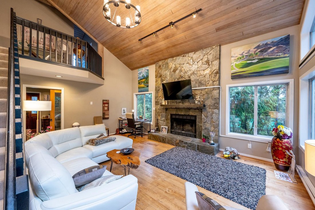House in Whistler, British Columbia, Canada 2 - 19066973