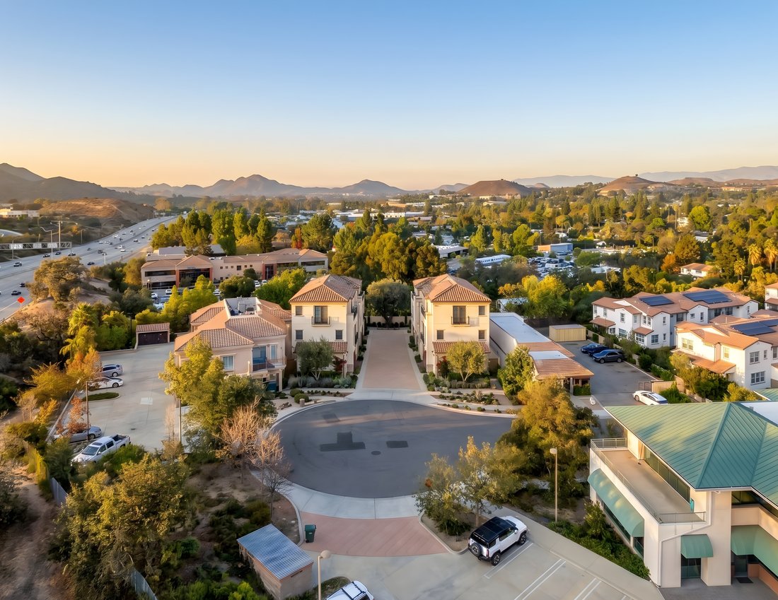 Land in Thousand Oaks, California, United States 2 - 19065892