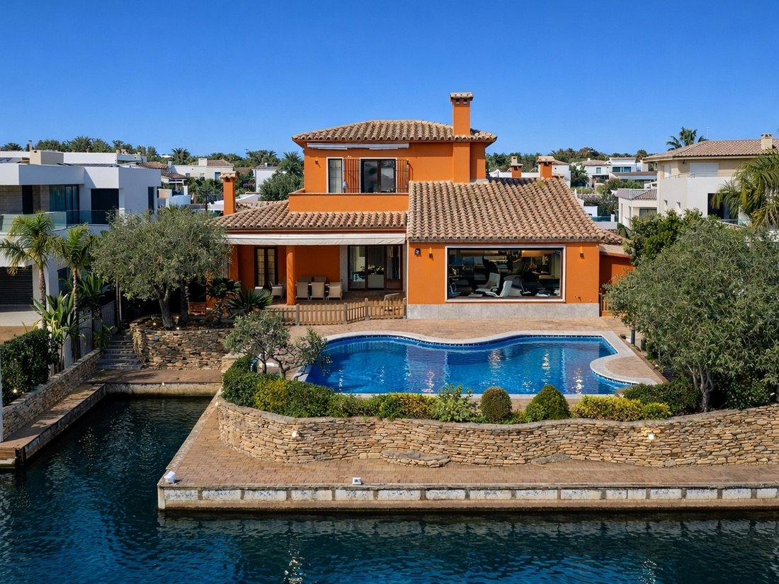 Villa in Empuriabrava, Catalonia, Spain 1 - 19067077