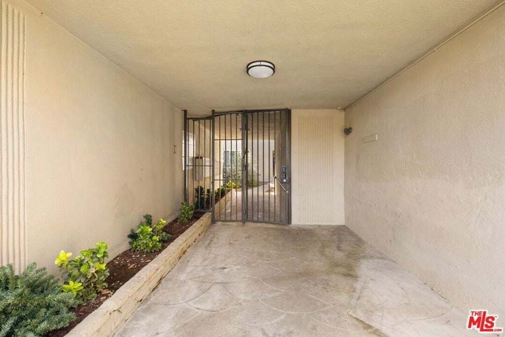Los Angeles, California, United States 3 - 19073499