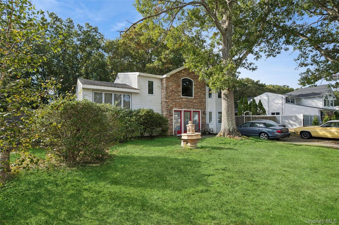 House in Centereach, New York, United States 1 - 19075136