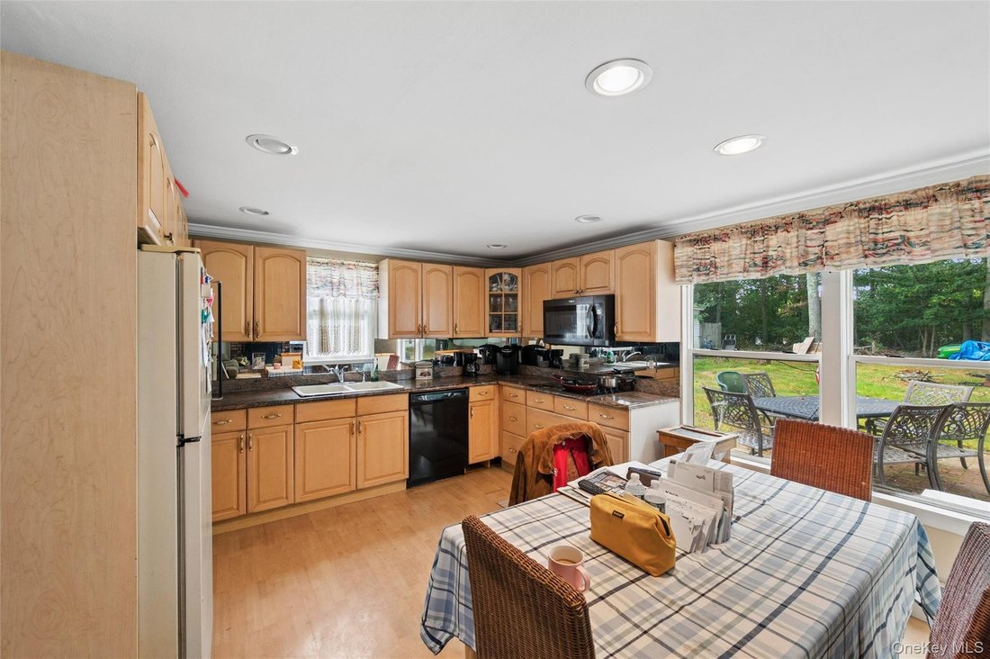 House in Centereach, New York, United States 4 - 19075136