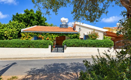 Bungalow in Kissonerga, Paphos, Cyprus 1