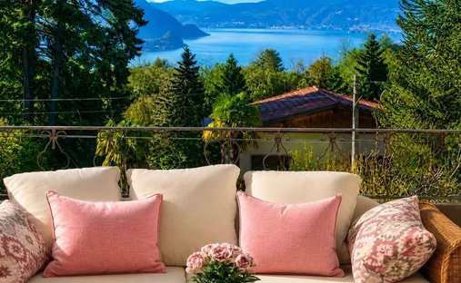 Villa in Agra, Lombardy, Italy 1