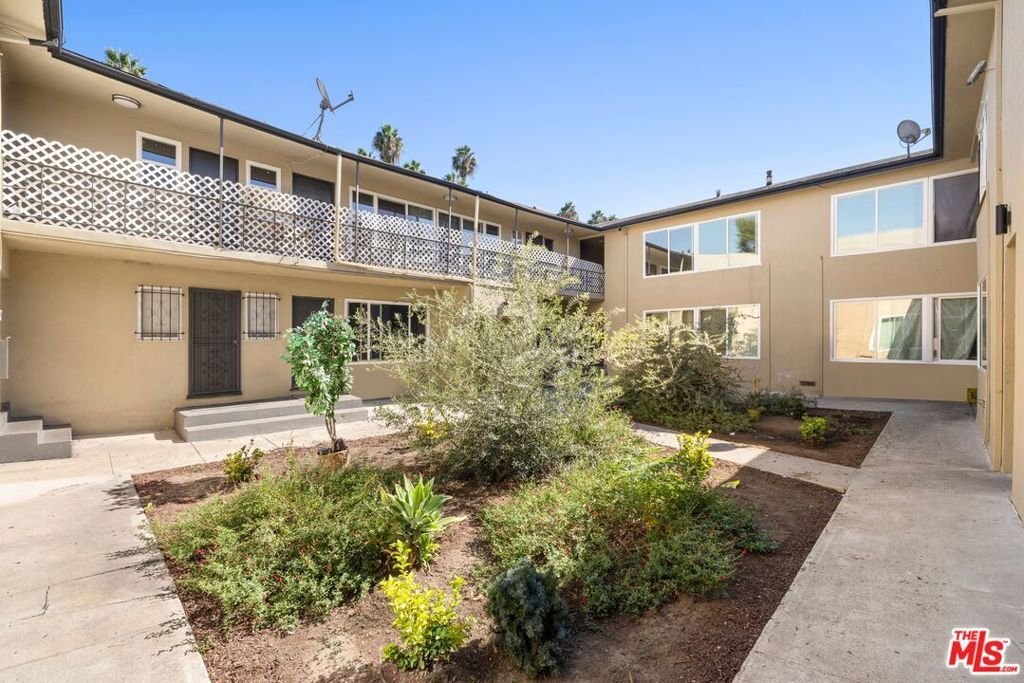Los Angeles, California, United States 4 - 19073499