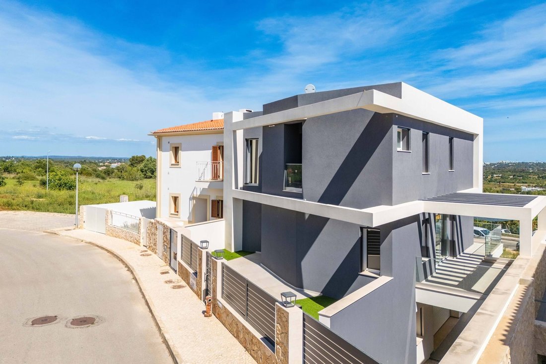 Villa in Mexilhoeira Grande, Algarve, Portugal 1 - 17702600