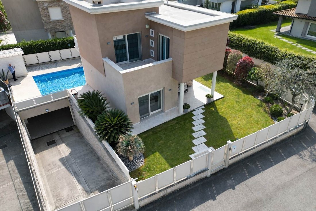 Villa in Hill Zone, Padenghe sul Garda, Lombardy 2 - 19075179