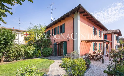 Villa in Centro Storico, Bologna, Italy 1