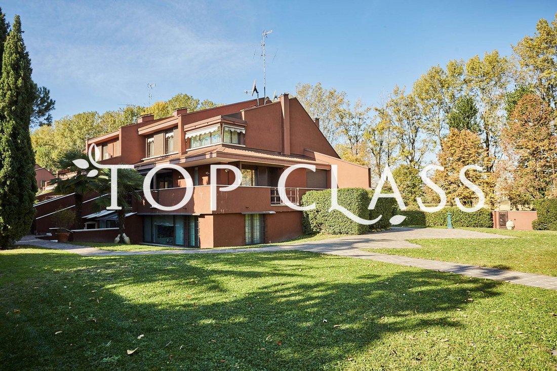 Villa en Basiglio, Lombardía, Italia 1 - 15928659