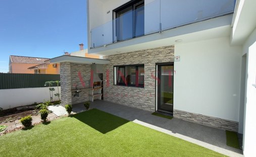 House in Pontinha e Famoes, Lisbon, Portugal 1