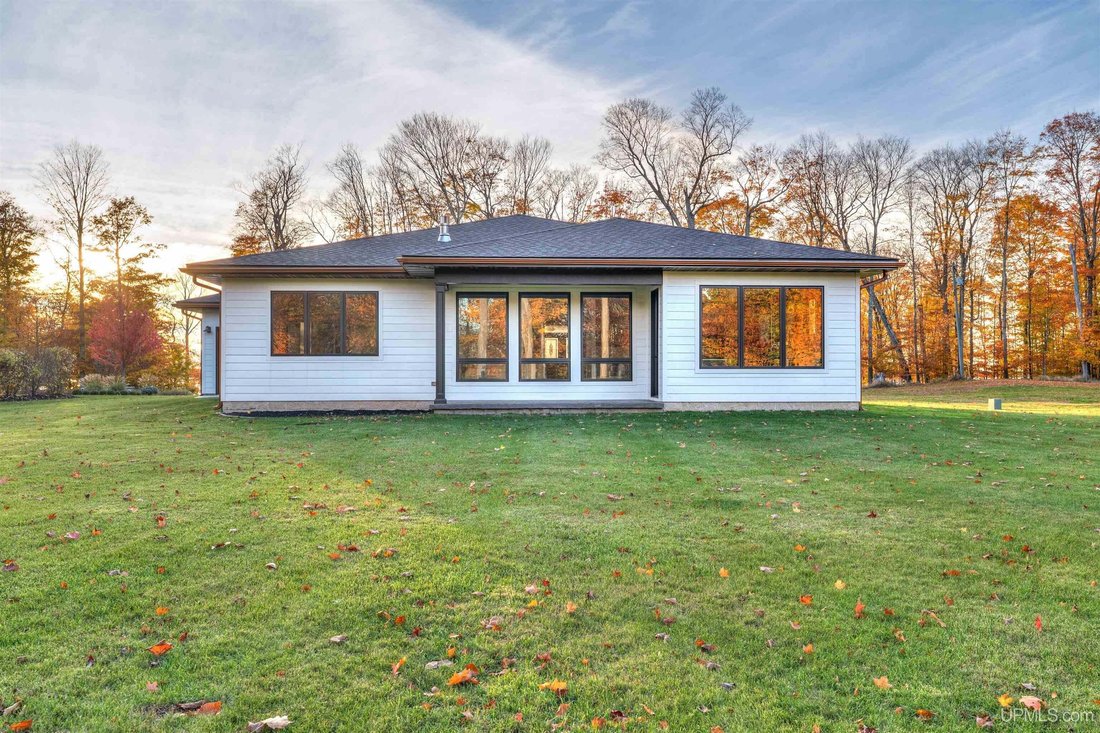 House in Manistique, Michigan, United States 5 - 19074608