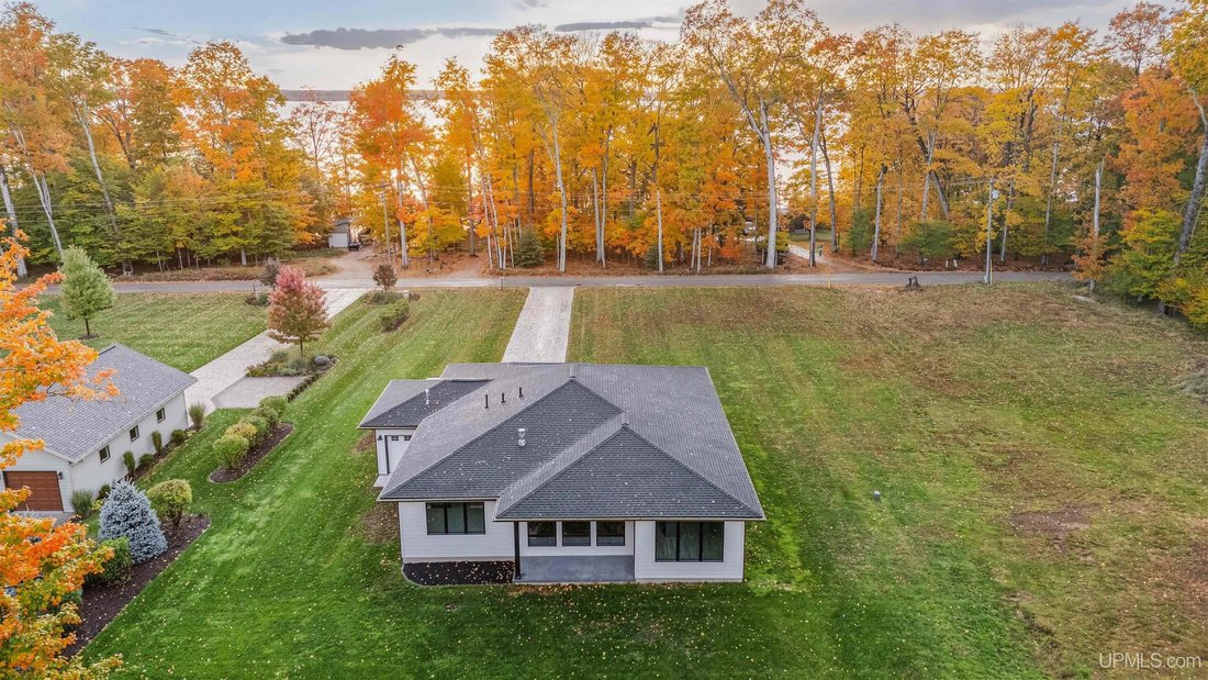 House in Manistique, Michigan, United States 3 - 19074608