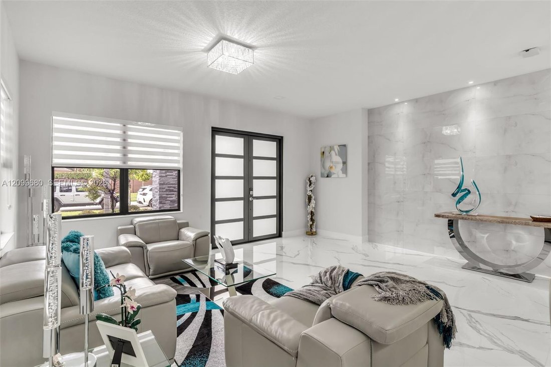 House in Hialeah, Florida, United States 3 - 19075095