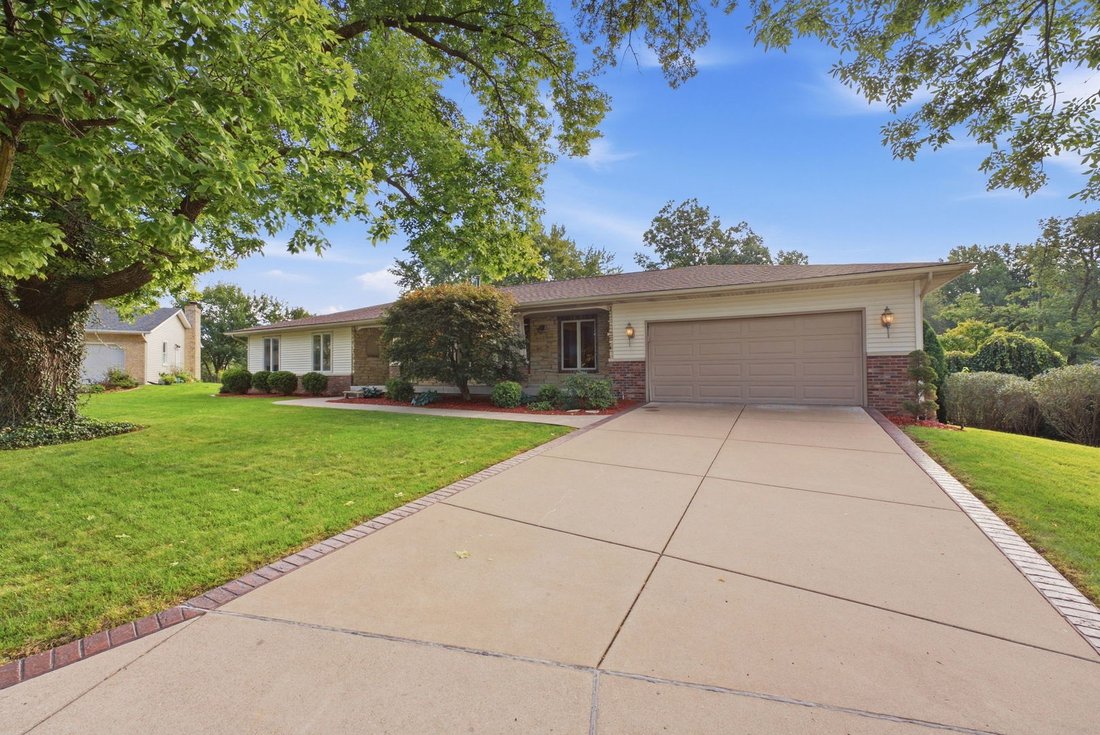 House in Bettendorf, Iowa, United States 1 - 19074495
