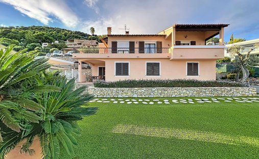 Villa in Village-Cros de Caste-Coupiere-Mont Gros, Roquebrune-Cap-Martin, France 1