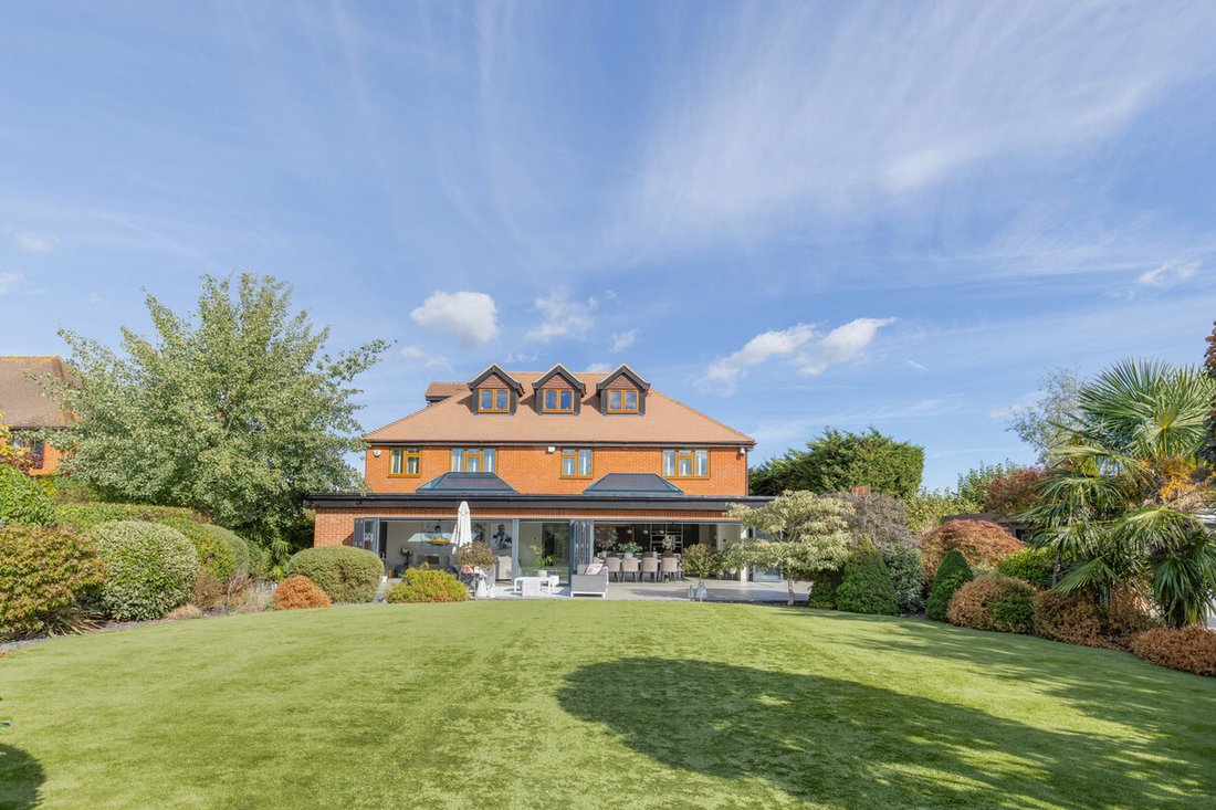House in Sunbury, England 4 - 19077094