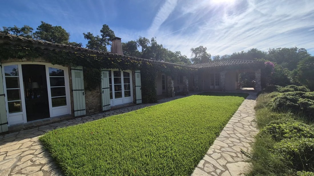 Estate in Le Plan-de-la-Tour, Provence-Alpes-Côte d'Azur, France 3 - 19079257