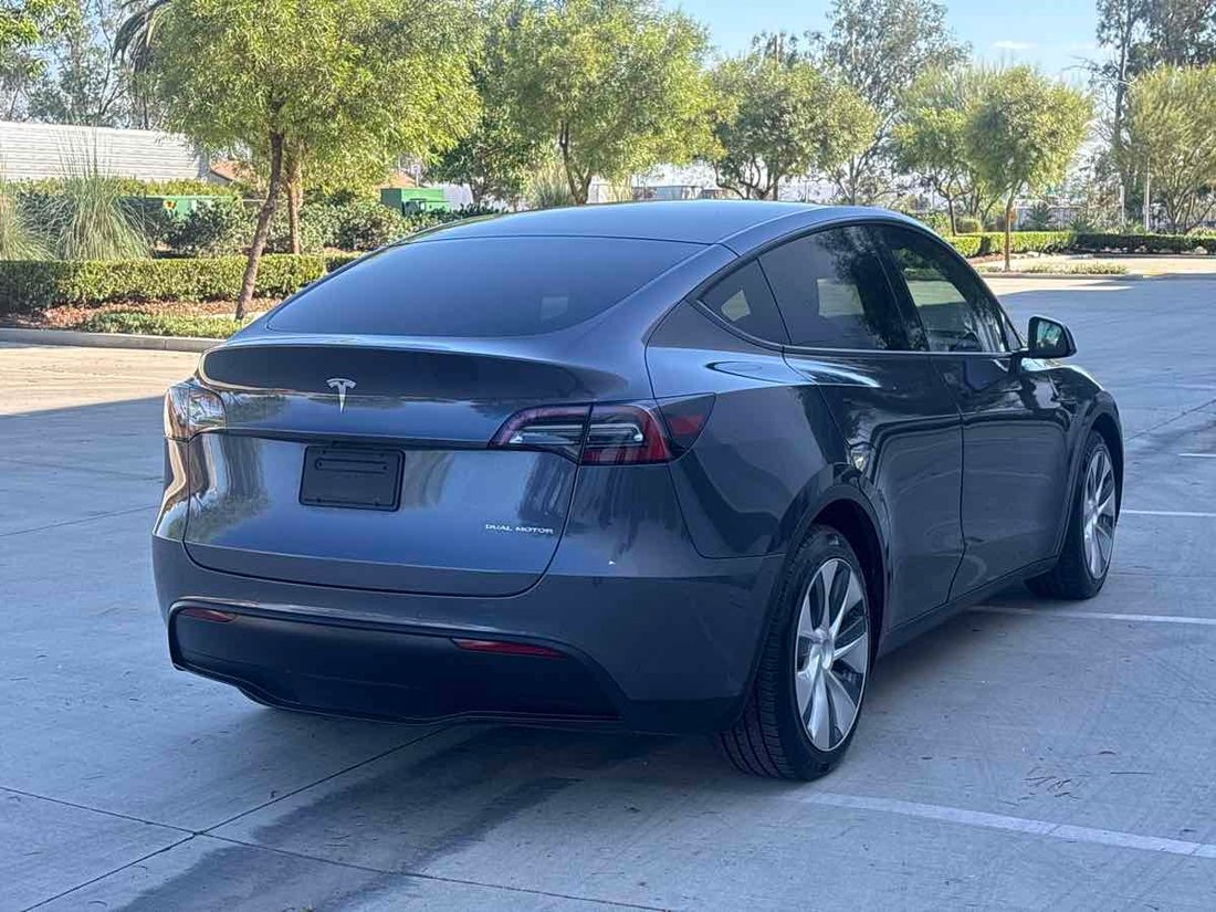 Suv in Rialto, CA, United States 3 - 19079215