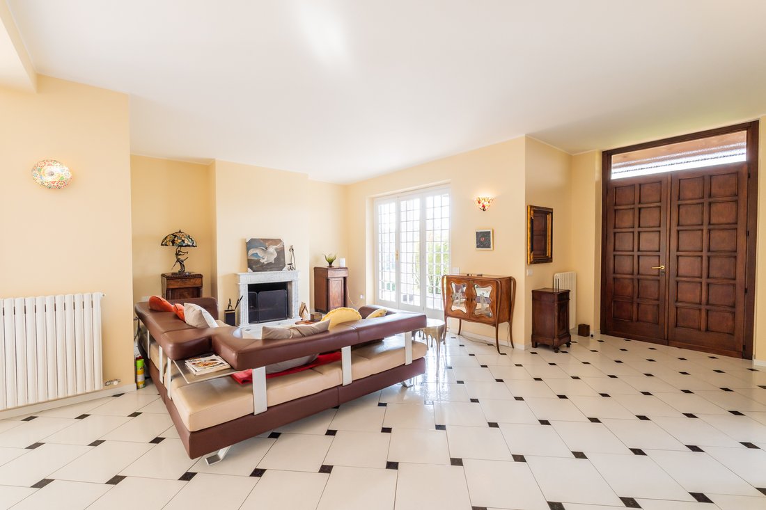 Villa en Lisanza, Lombardía, Italia 2 - 19078708