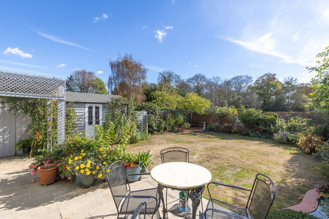 House in Sunbury, England 5 - 19077091