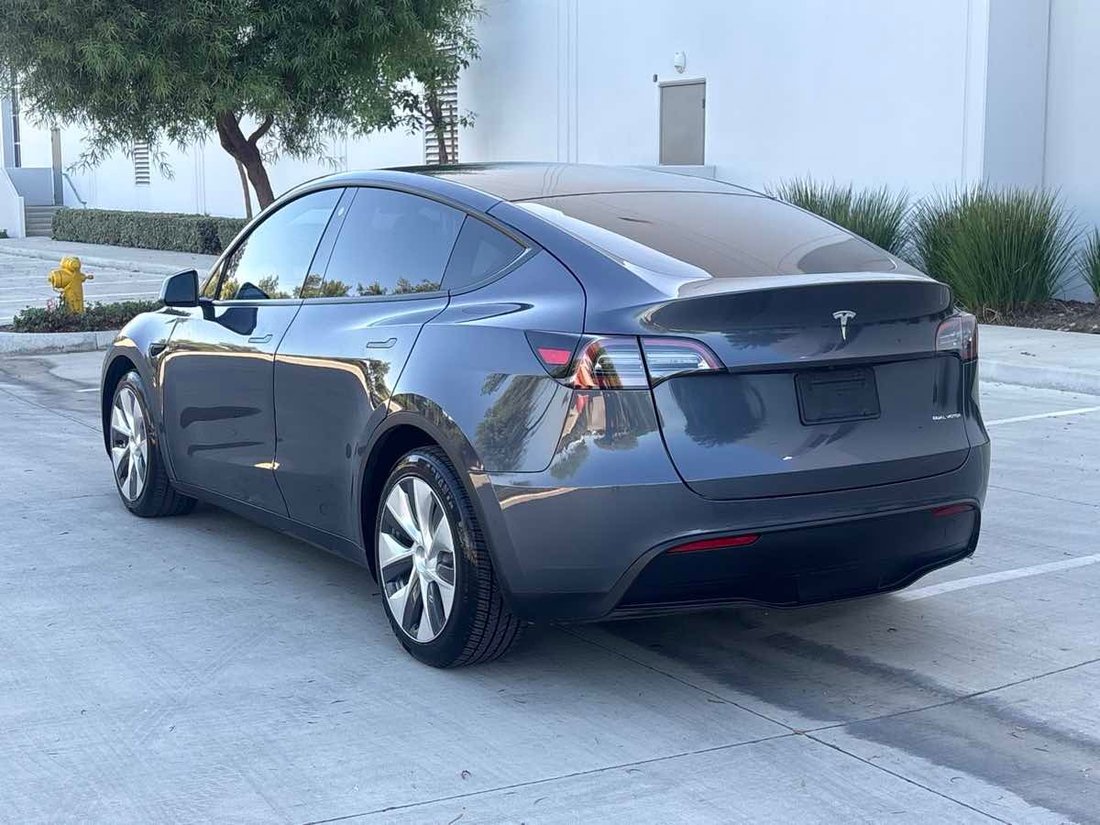 Suv in Rialto, CA, United States 5 - 19079215