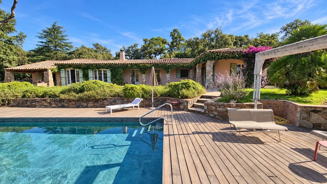 Estate in Le Plan-de-la-Tour, Provence-Alpes-Côte d'Azur, France 2 - 19079257