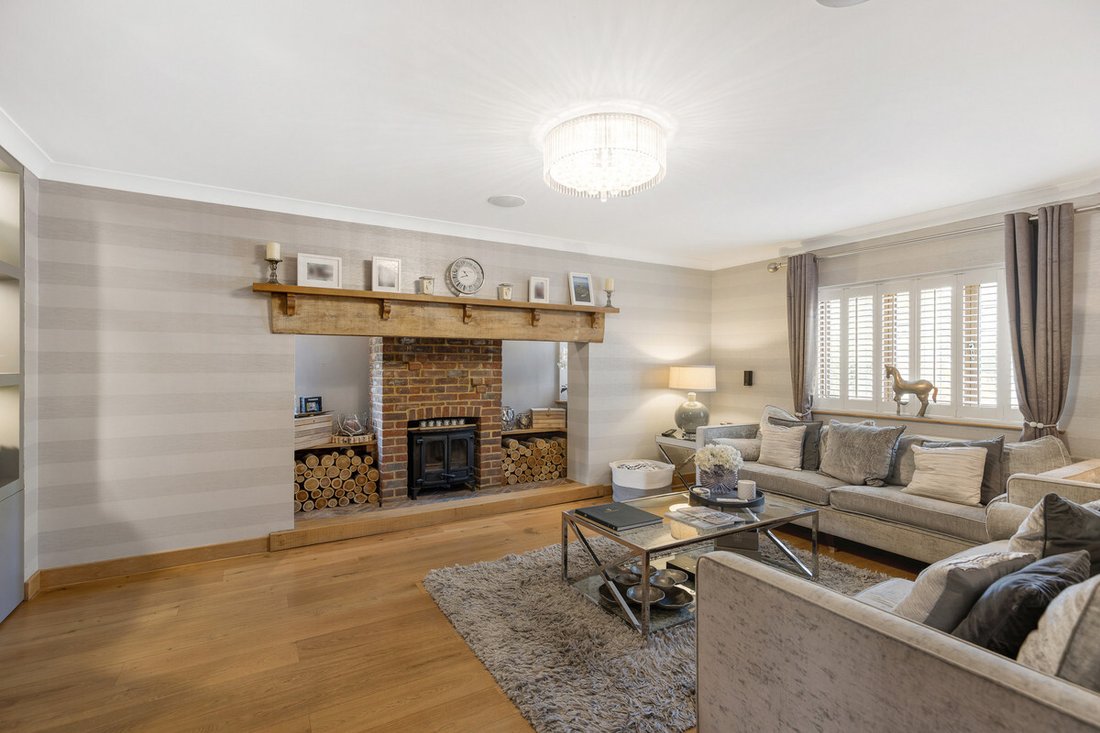 House in Sunbury, England 5 - 19077094