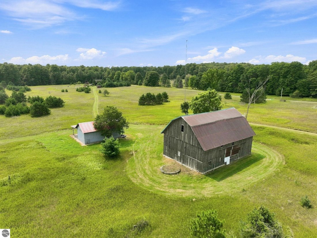 House in Honor, Michigan, United States 3 - 19076344