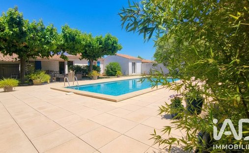 House in Centre Ville, Le Thor, France 1