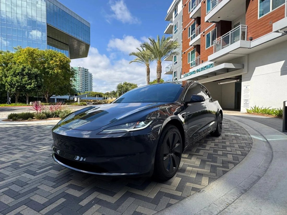 Sedan in Riverside, CA, United States 2 - 19082944