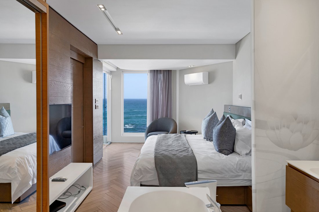 Apartment in Clifton, Atlantic Seaboard, Cape Town 4 - 19088675