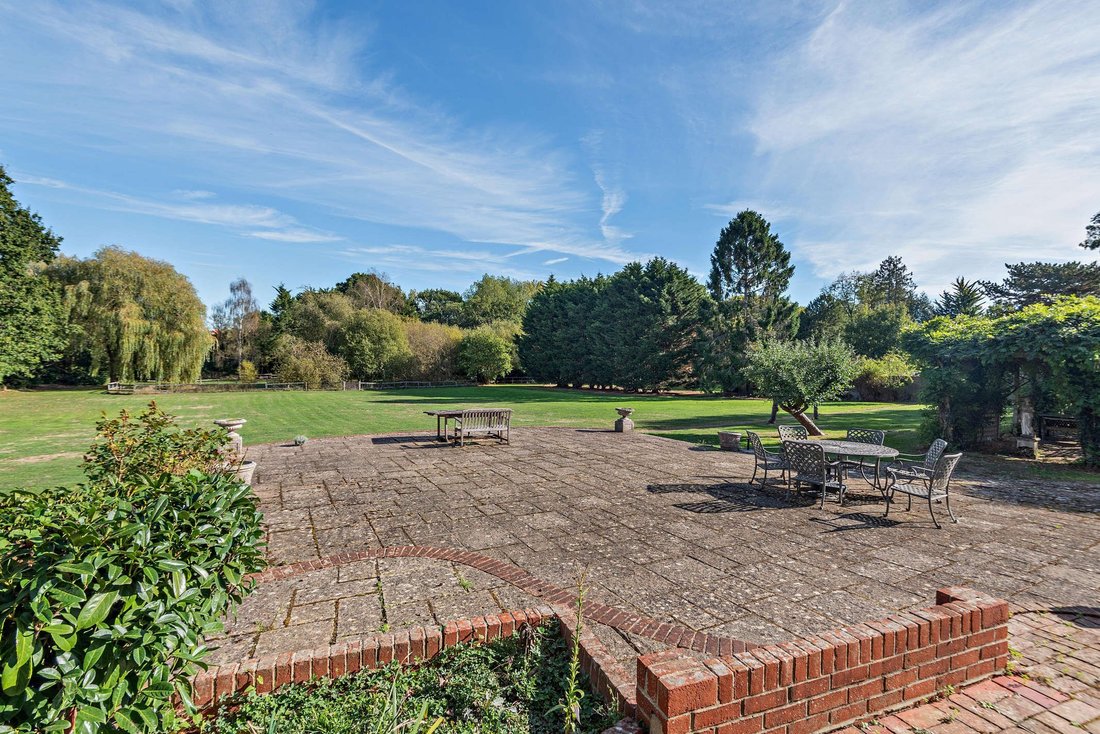 Haus in Burgess Hill, England 4 - 18645888