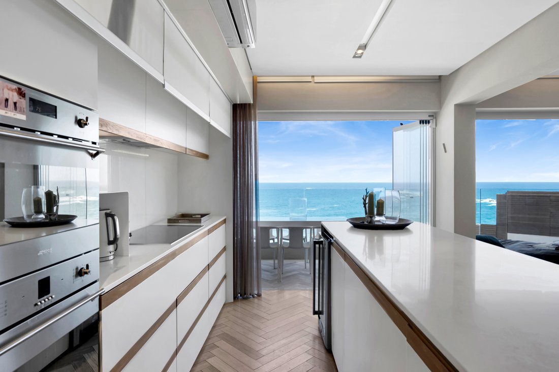Apartment in Clifton, Atlantic Seaboard, Cape Town 2 - 19088675