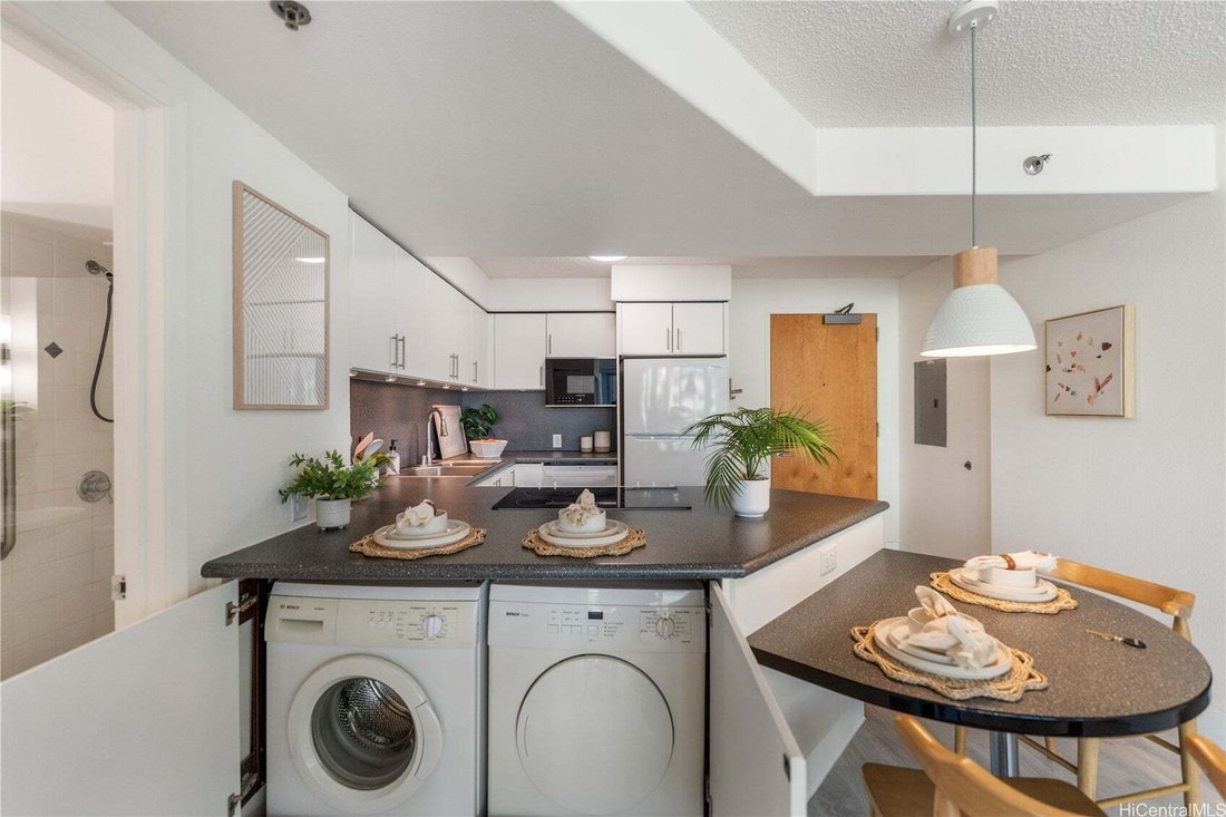 Condo in Honolulu, Hawaii, United States 3 - 18182772