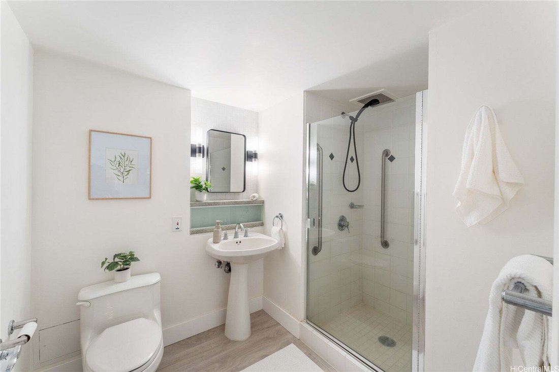 Condo in Honolulu, Hawaii, United States 5 - 18182772