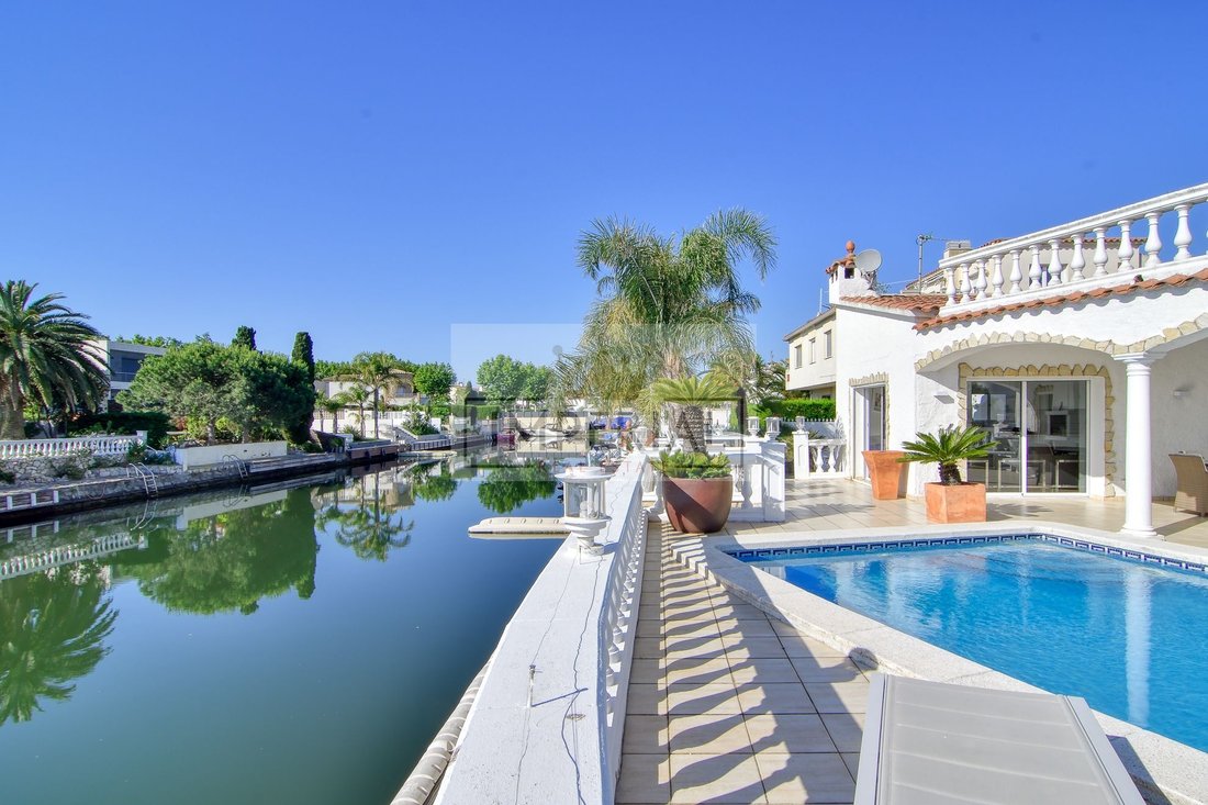 Villa in Empuriabrava, Catalonia, Spain 5 - 19097549