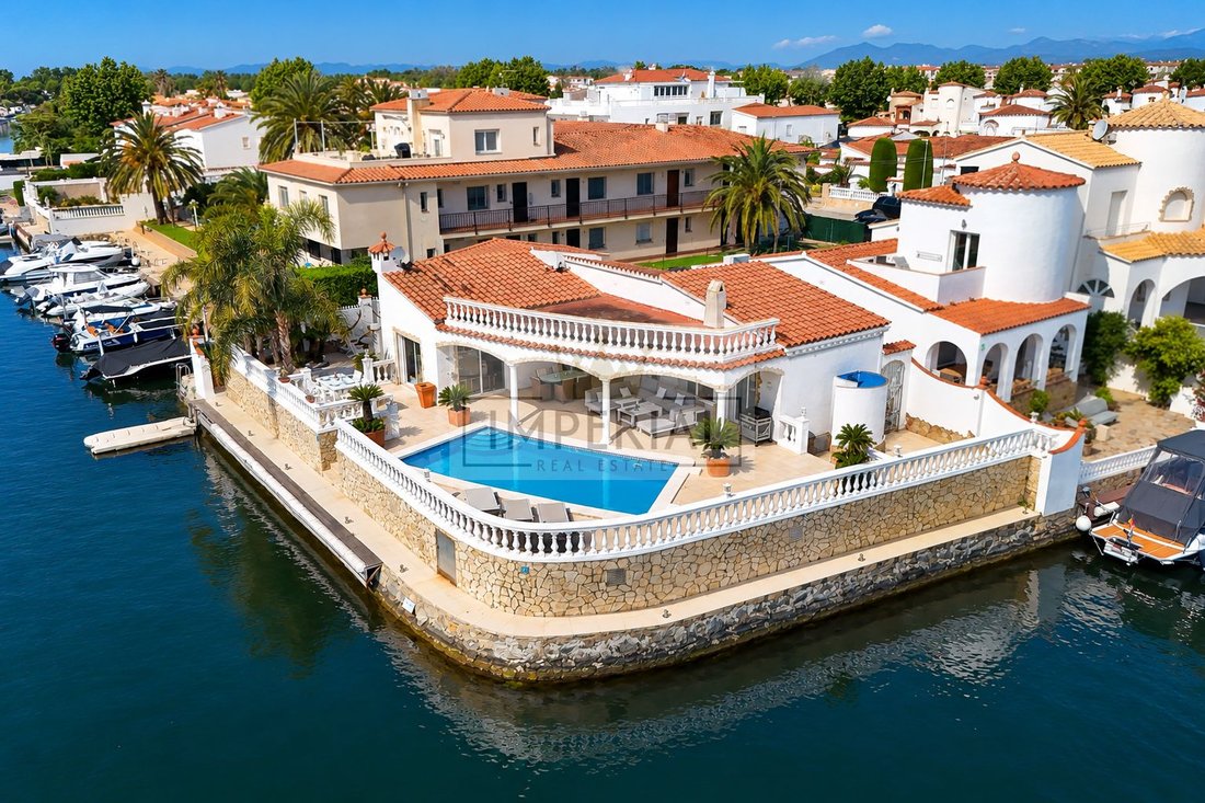 Villa in Empuriabrava, Catalonia, Spain 1 - 19097549