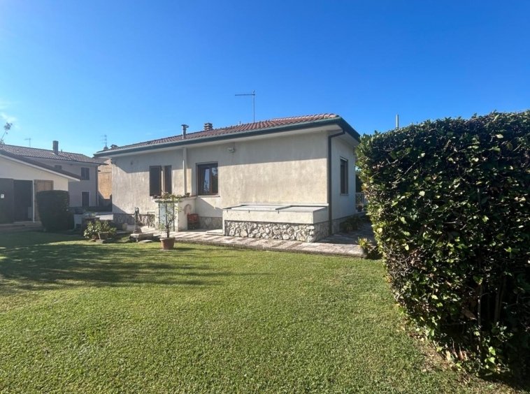Villa in Pietrasanta, Tuscany, Italy 2 - 19094617
