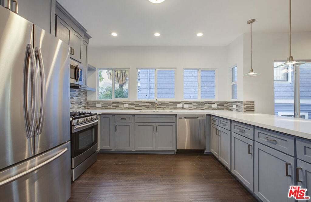 Los Angeles, California, United States 5 - 19099350