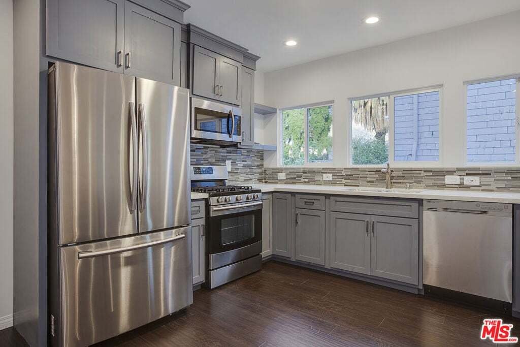 Los Angeles, California, United States 4 - 19099350