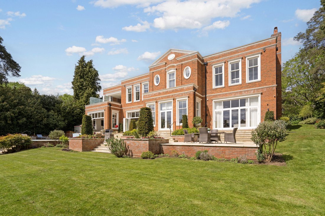 Haus in Brooklands, Elmbridge, England 3 - 19099212
